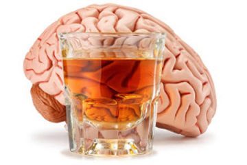 Uống nhiều rượu, bia làm tăng nguy cơ teo não gấp đôi